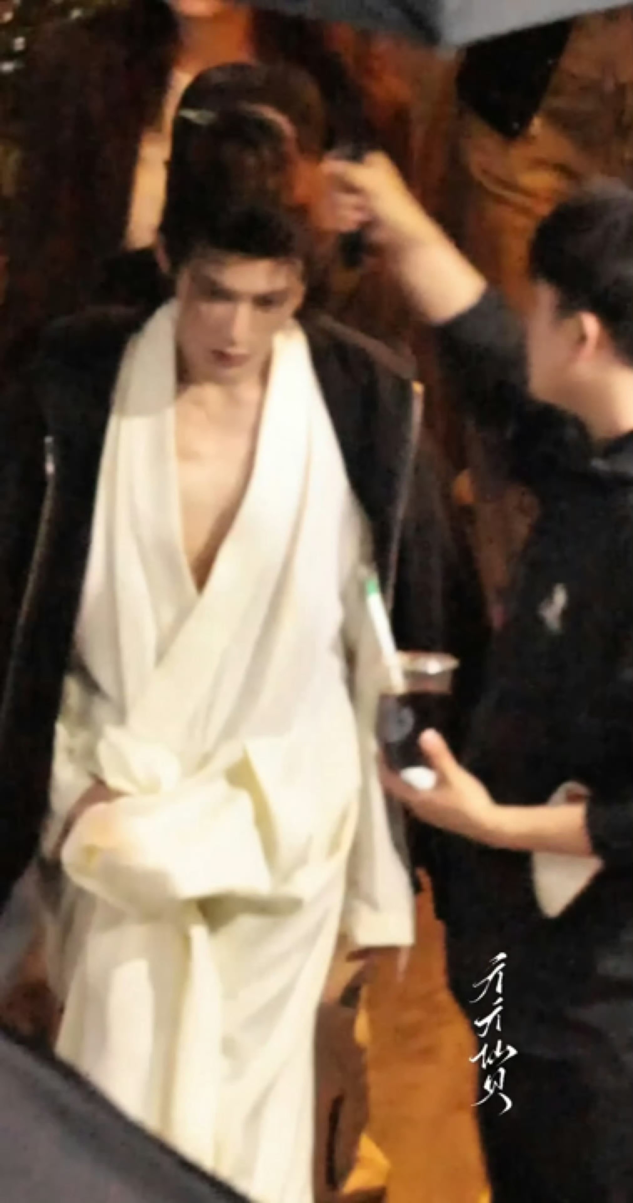 我说你们在尖叫什么，原来是檀健次这个深V路透