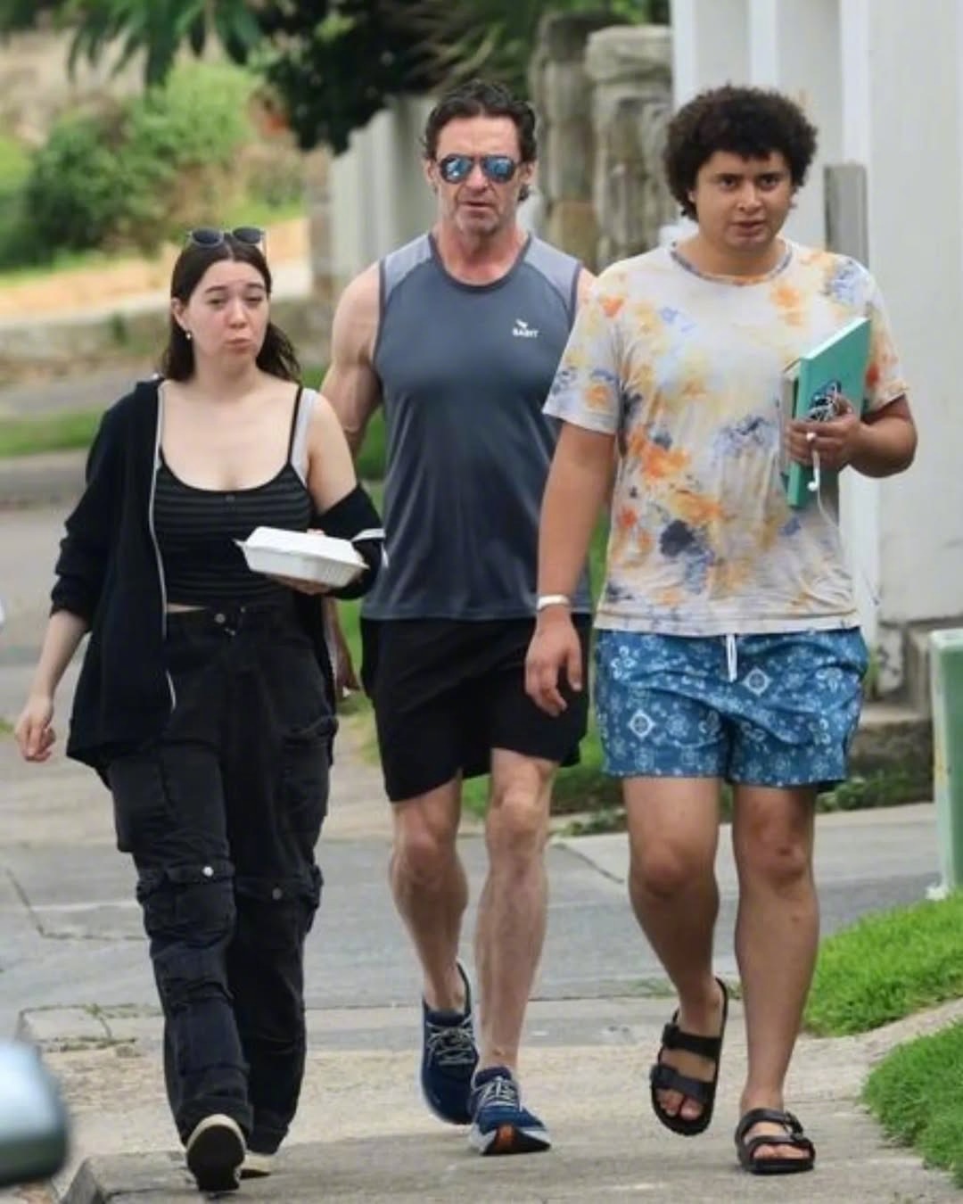 带着儿子奥斯卡和女儿艾娃外出度假的休 •杰克曼。 