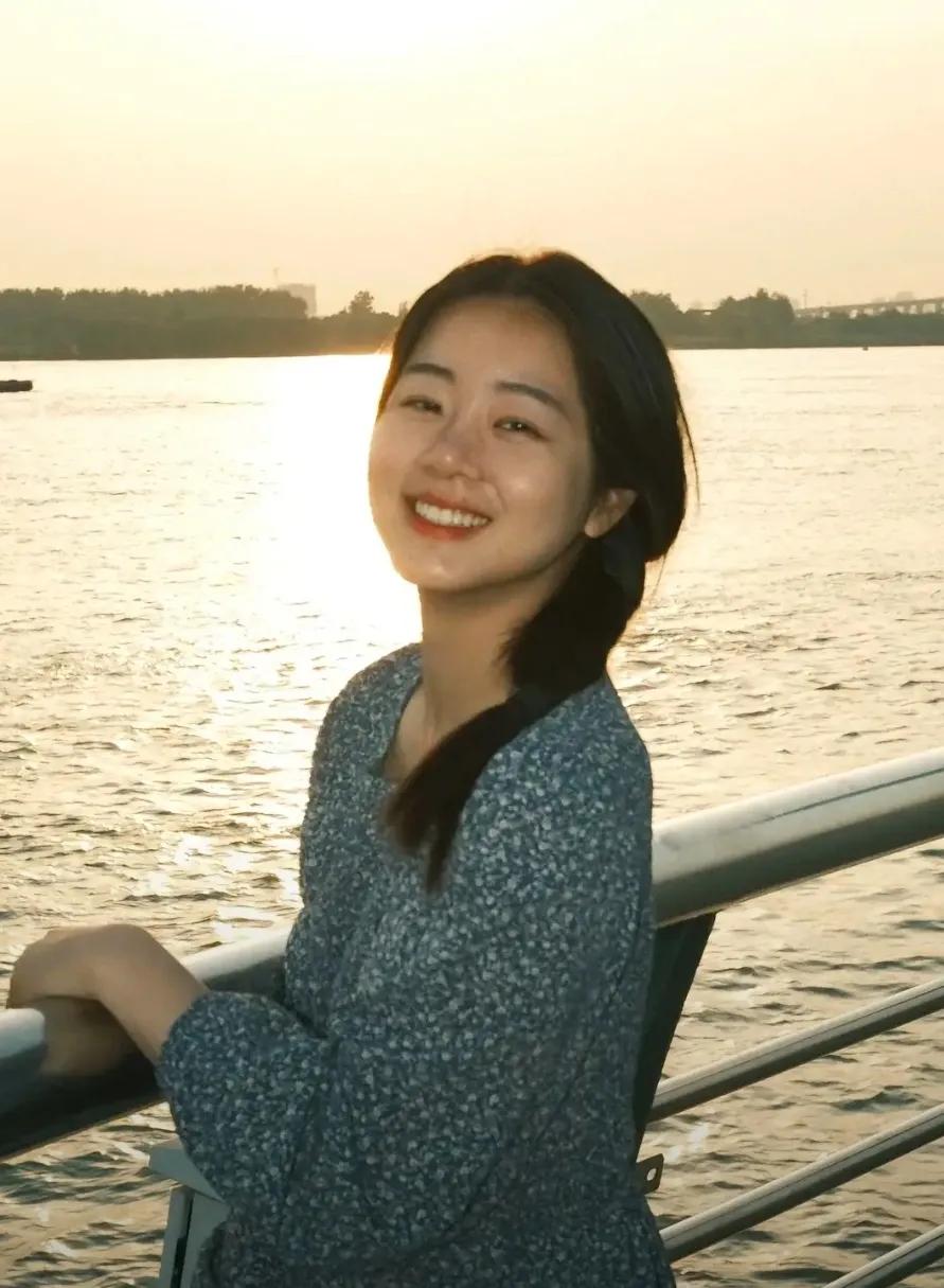 张伟和李娜因一场误会相识。他们性格迥异，张伟内向沉稳，李娜外向活泼。在朋友眼中，