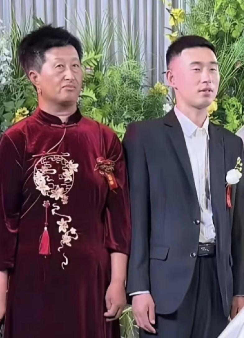 喜婆婆穿得比新娘还抢眼，儿子站旁边笑得不自然，这婚结的到底谁是主角？

最近刷到