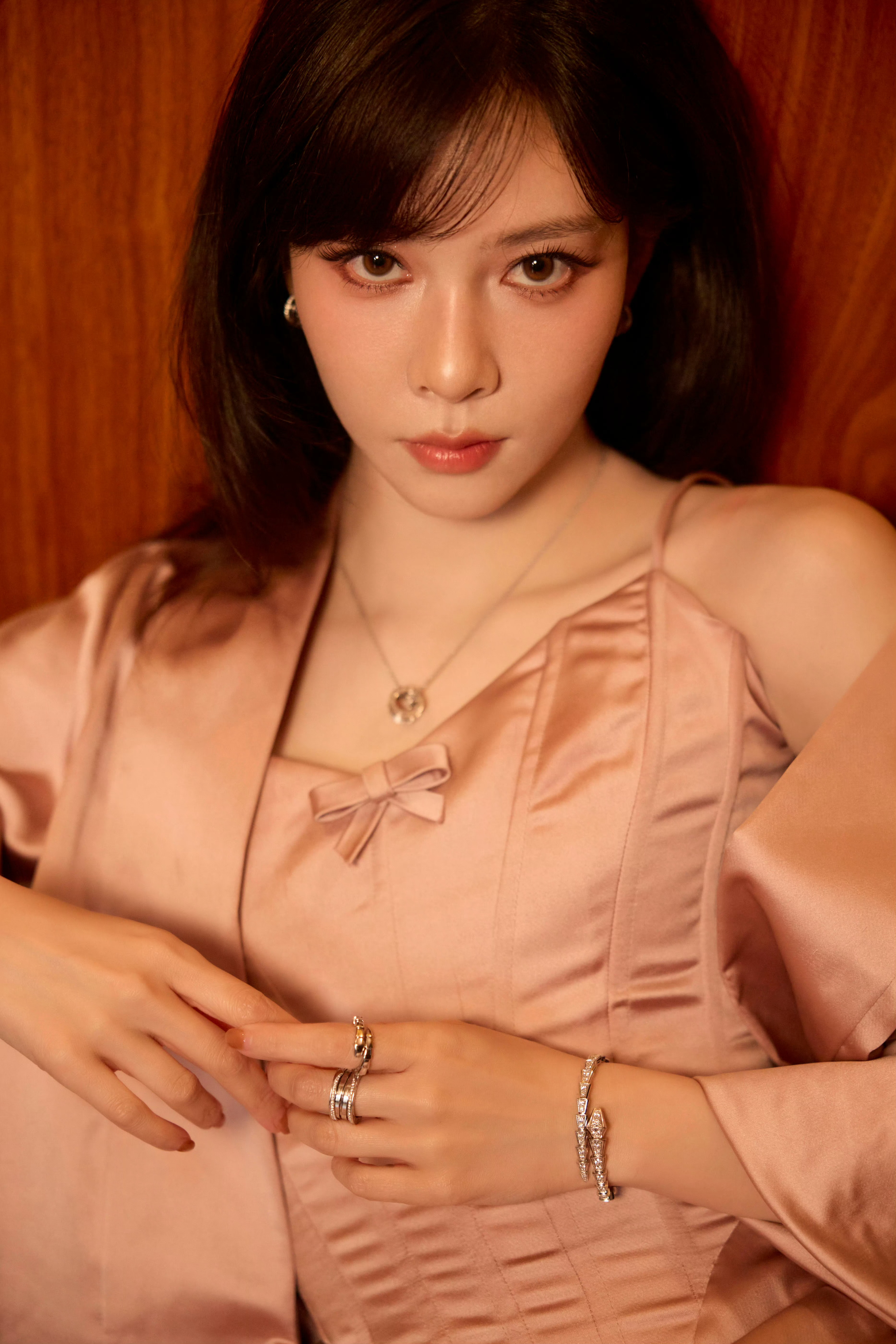 宋妍霏风格大变 宋妍霏风格大变，好适合这种颜色啊，优雅从容大气，美的