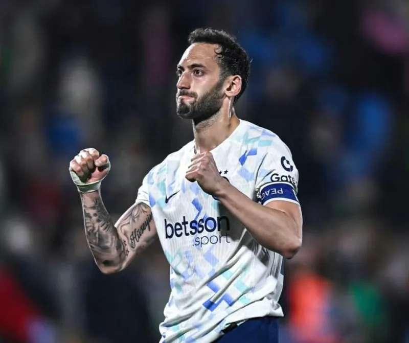 知名记者斯基拉消息称，国际米兰俱乐部目前正与球员恰尔汗奥卢就续约事宜展开商谈。据