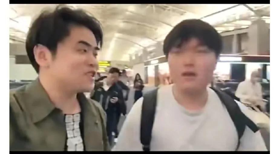 Bin哥就是自信！！！


昨天，朱开教练在机场偶遇了Bin哥，并对他进行了一小
