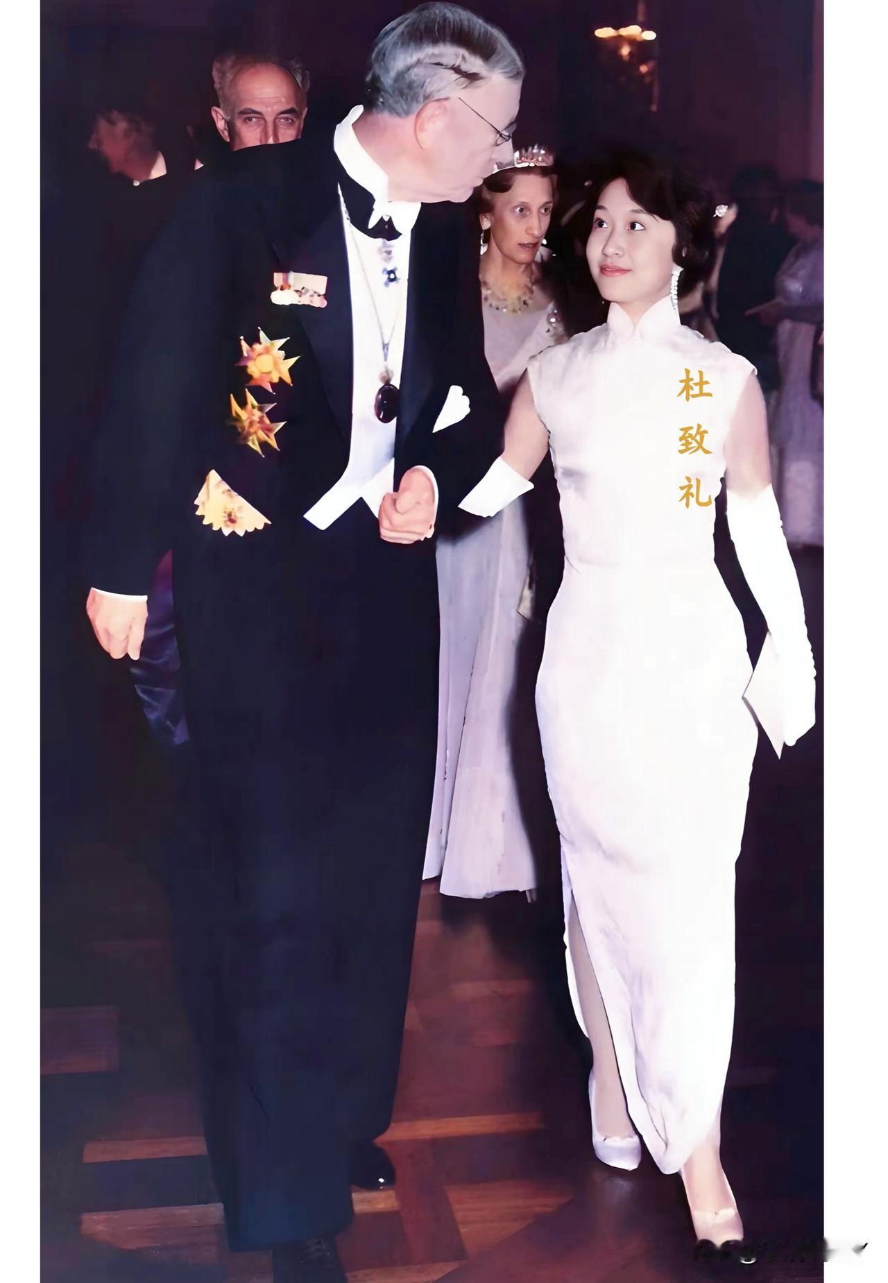 这才是1957年30岁的杜致礼在瑞典参加丈夫杨振宁的诺贝尔颁奖典礼时的真实貌相，
