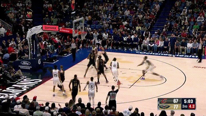 骑士超级球星哈登终于得分了！在今天骑士客场挑战鹈鹕的比赛中，当时比赛进行到了第三