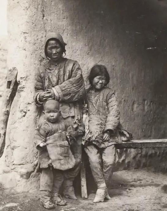 历史老照片：
清朝末年，一位外国摄影家镜头中的中国母子。
从照片中可见，这一家三