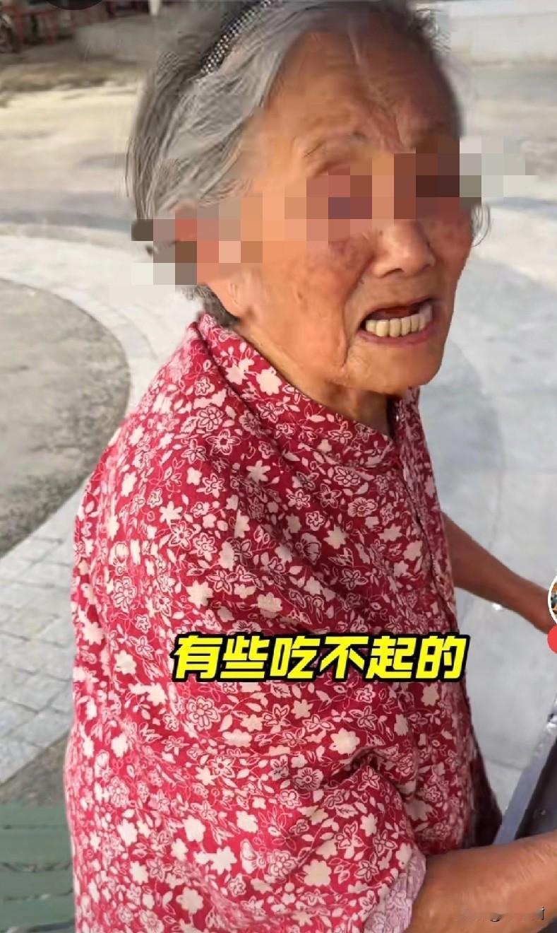 到底现在谁还在去吃“网红阿婆”蛋烘糕？谁买都要凶一下。

一山东小伙子，过来专程