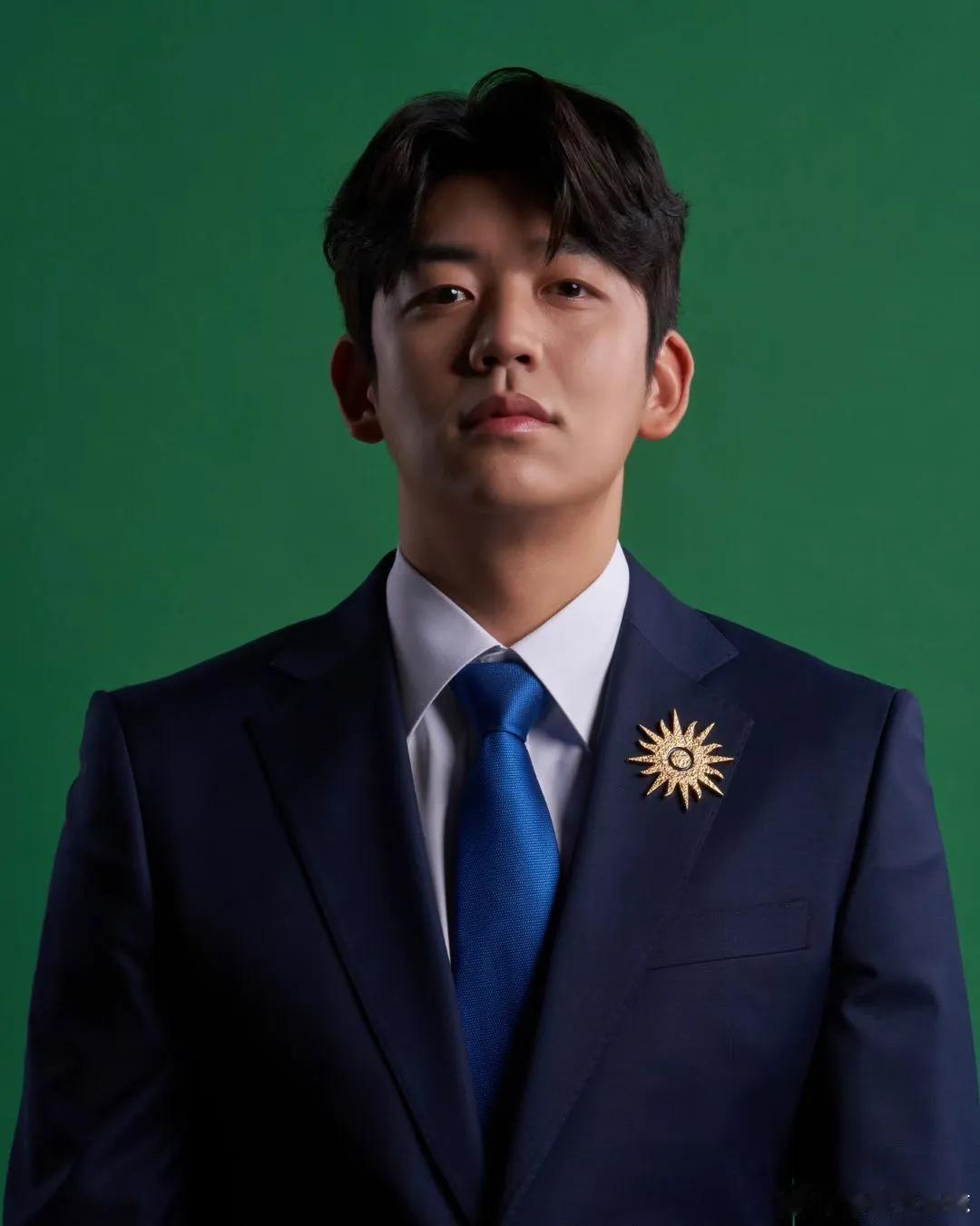 在世界羽坛的历史长河中，韩国羽毛球运动员李龙大以其超凡的双打技艺和坚韧不拔的精神