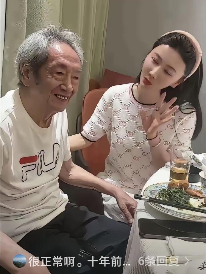 路人偶遇耄耋之年的王奎荣，和小自己37岁的妻子饶芯语在外吃饭，现场画面看着特别有