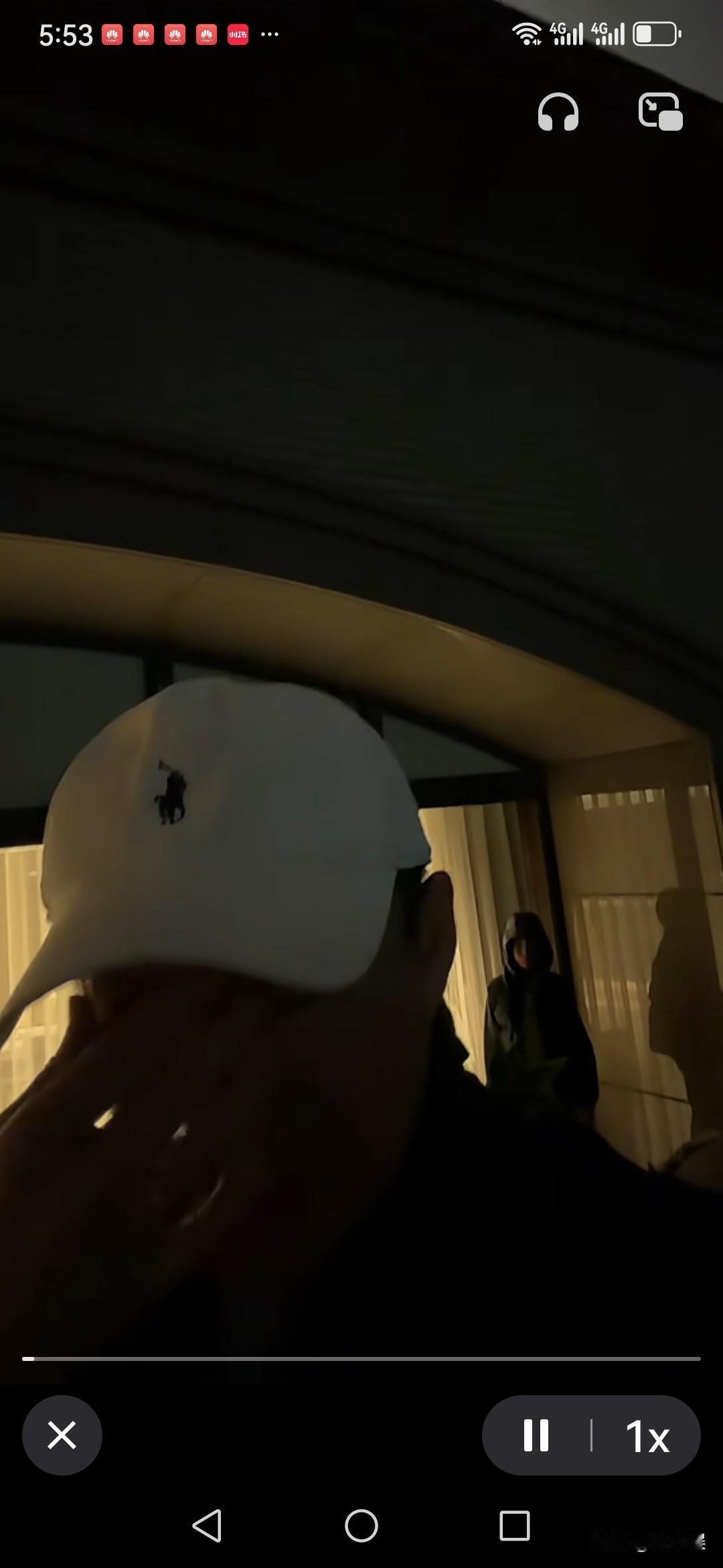 汪小菲，情不自禁地哭了。
12月31日晚，汪小菲带着二婚妻子马筱梅和两个孩子一起