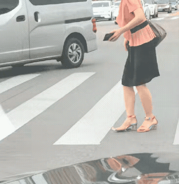 对的，不能站在路上，得到路边吧！