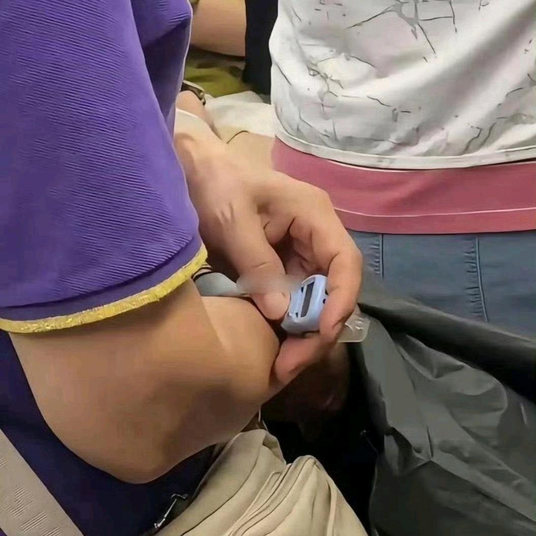 地铁偶遇一幕，阿姨手里不停按的小东西是啥
 
坐地铁偶然碰到一位阿姨，手里攥着个