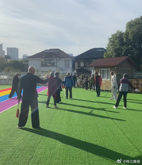 【 #老人占用幼儿园操场晨练引家长担忧# 】11月3日，有网友爆料称，自己早上8