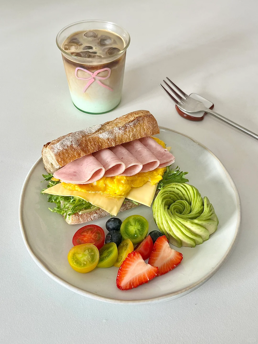 元气早餐|火腿滑蛋法棍三明治🥖薄荷拿铁☕
