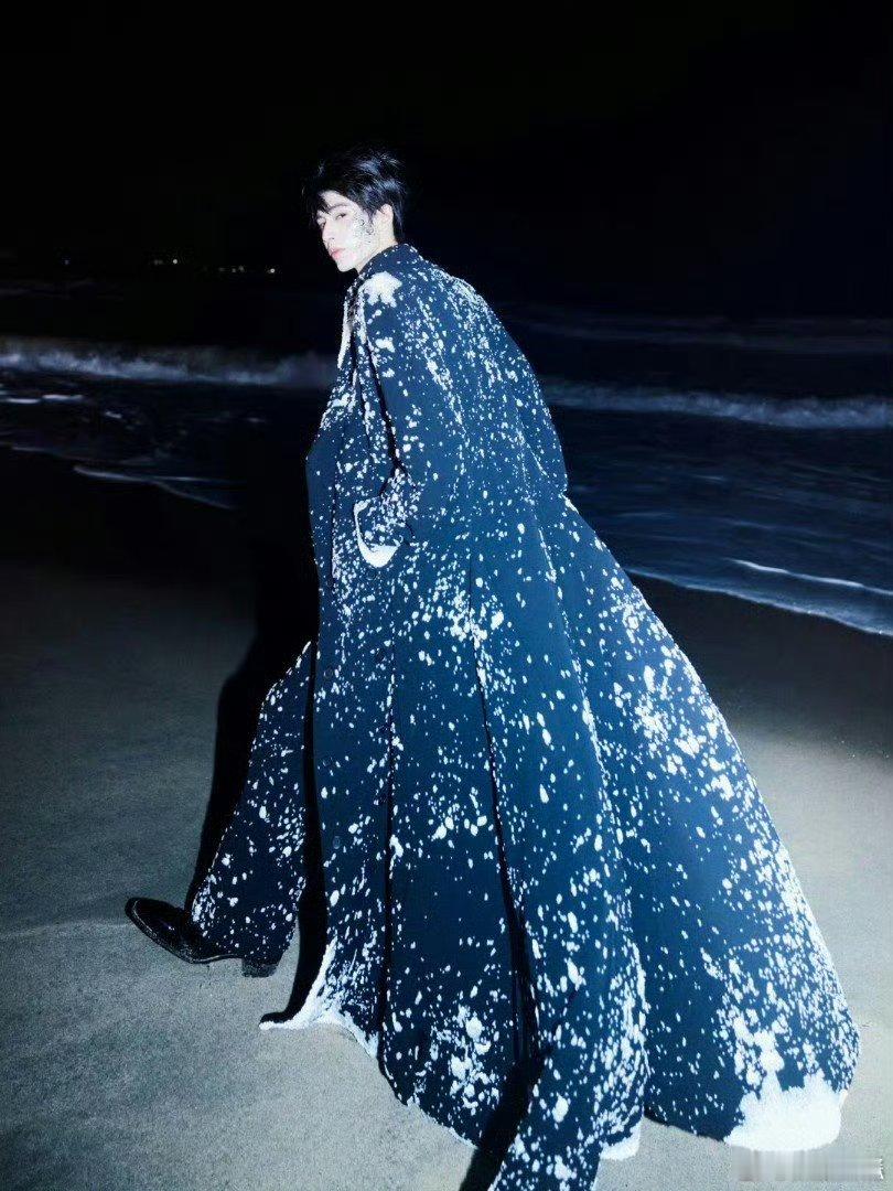 张凌赫红毯亮相谁能拒绝又酷又飒的张凌赫啊！不仅外形帅气吸睛，面对突发情况时超快的