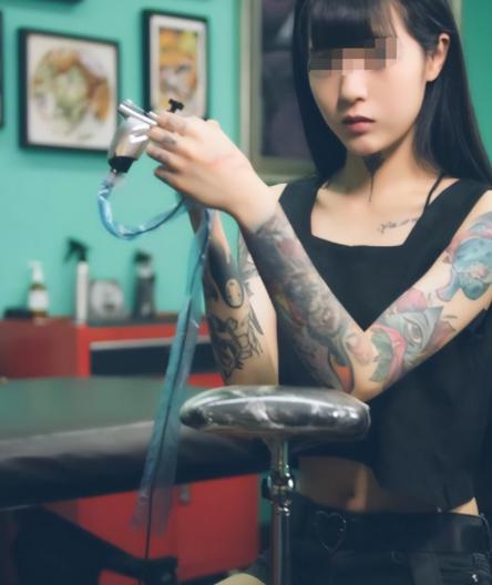 “纹身的一律开除！”2021年湖南一15岁女学生，入学后被老师发现胳膊有纹身，当