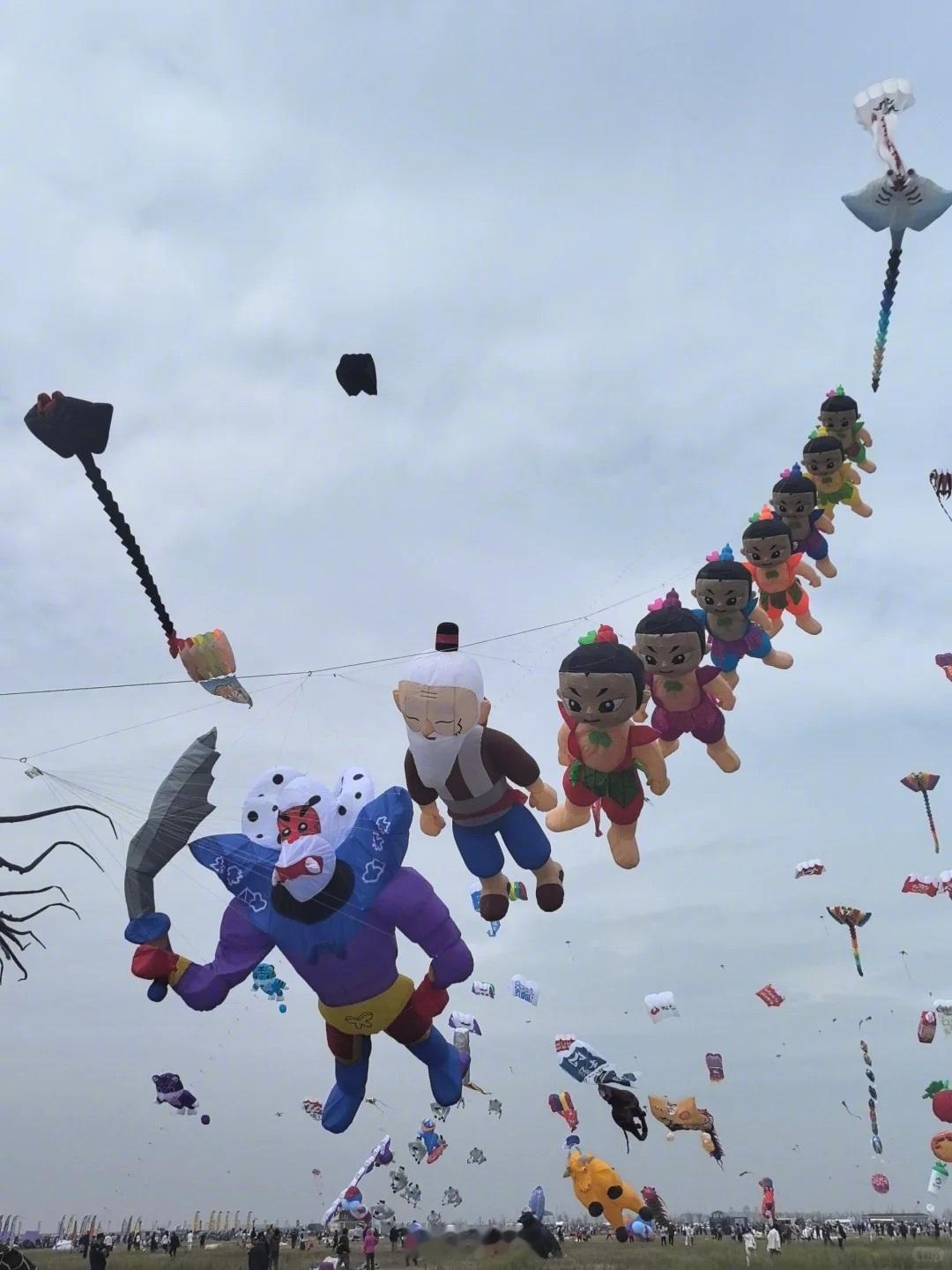 潍坊国际风筝节第二弹：机器狗上天了 葫芦娃和蜡笔小新也上天了