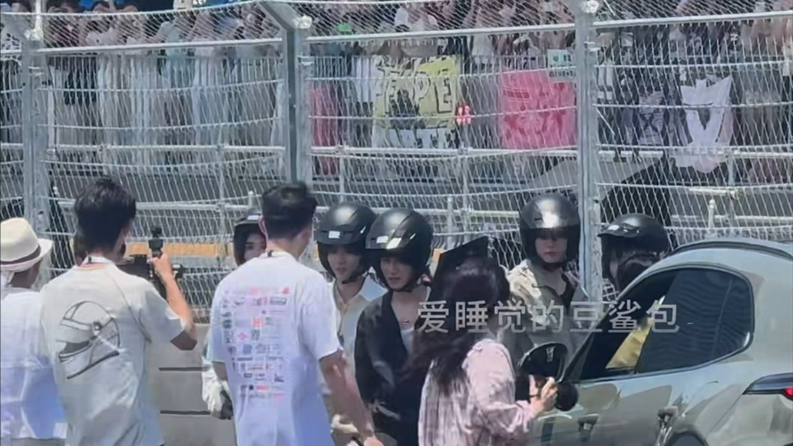 这个转头好默契好呆... 