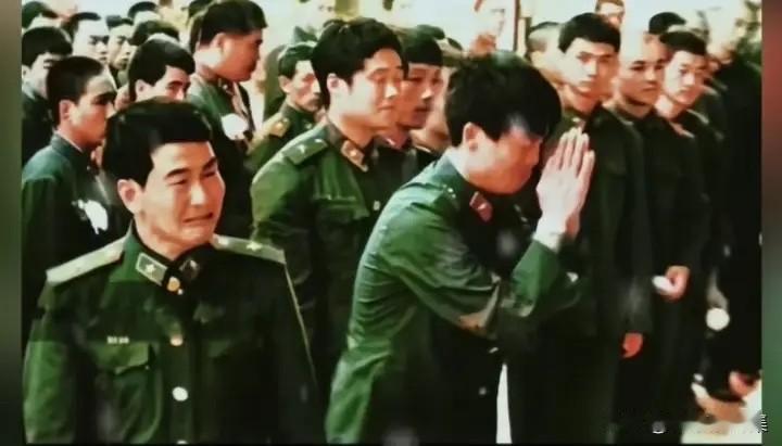 1987年4月29日，云南文山，步兵第421团5连连长李联军与指导员丁奉先在追悼
