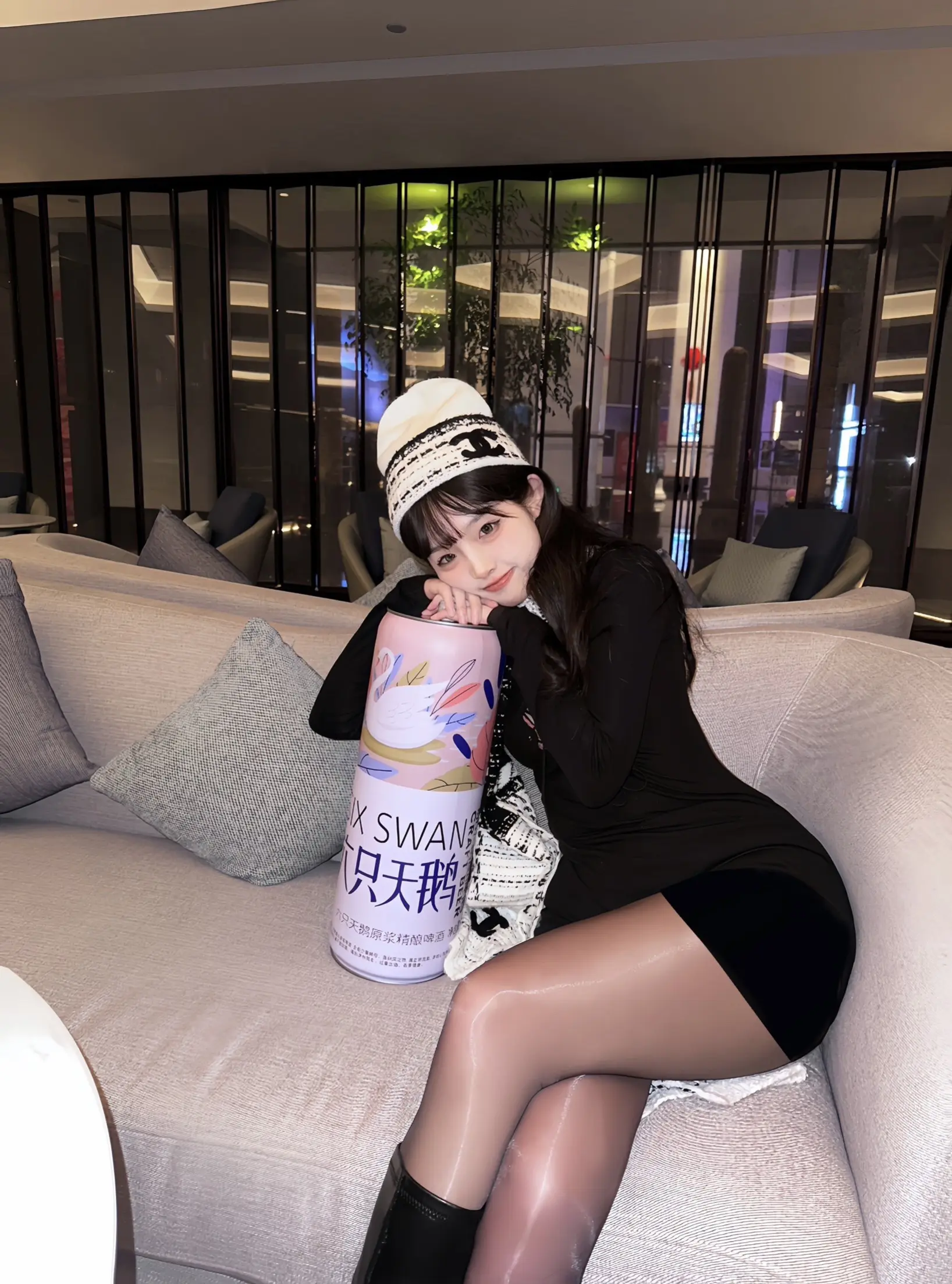 喝完这罐再进门拜年好不好。