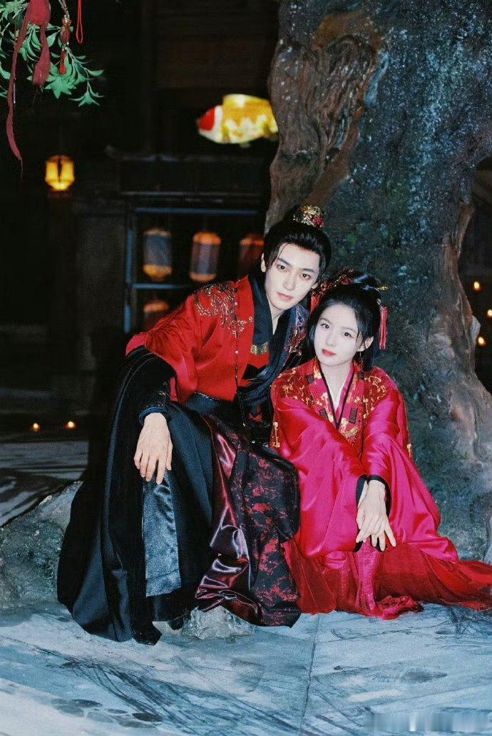 艾米晒与侯明昊9张合照《雀骨》收官当日，艾米晒出与侯明昊的九张合照，二人还空降弹