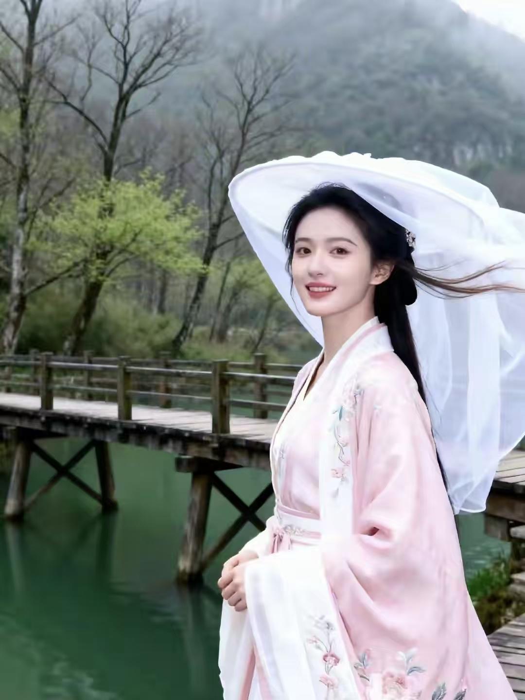 捣练子·感怀
烟锁山，树影寒，
木桥横卧碧波宽。
痴心错付空留恨，
愧对流年一声