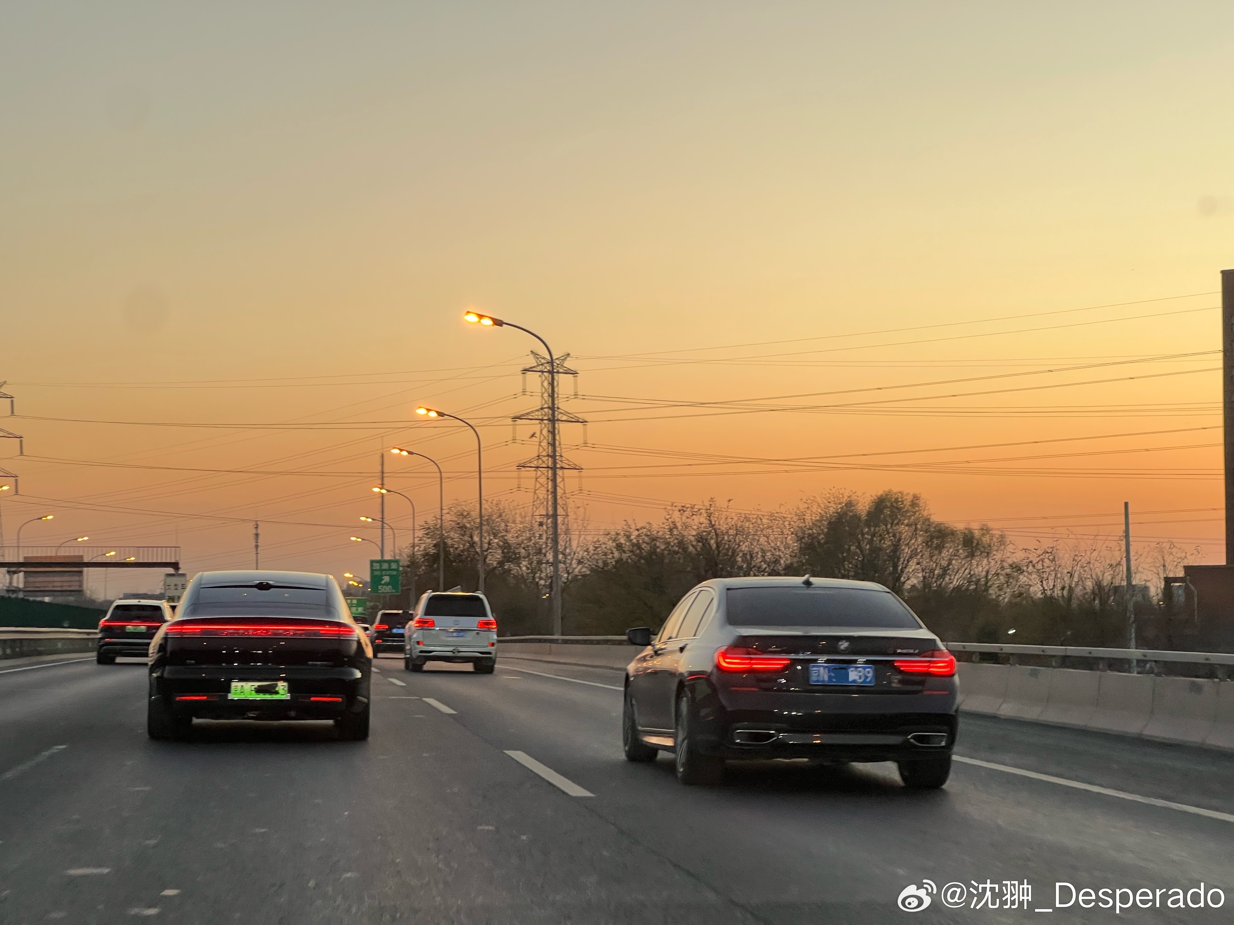 第一次在路上看到尊界S800，这车动态看着给人的感觉还是挺震撼的。但我觉得纯色的