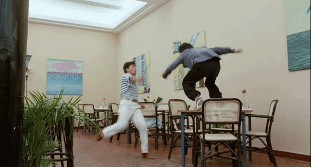 船越文夫，早年混迹于香港不良富商手下，身手不凡，从事助纣为虐勾当，在某次任务中，