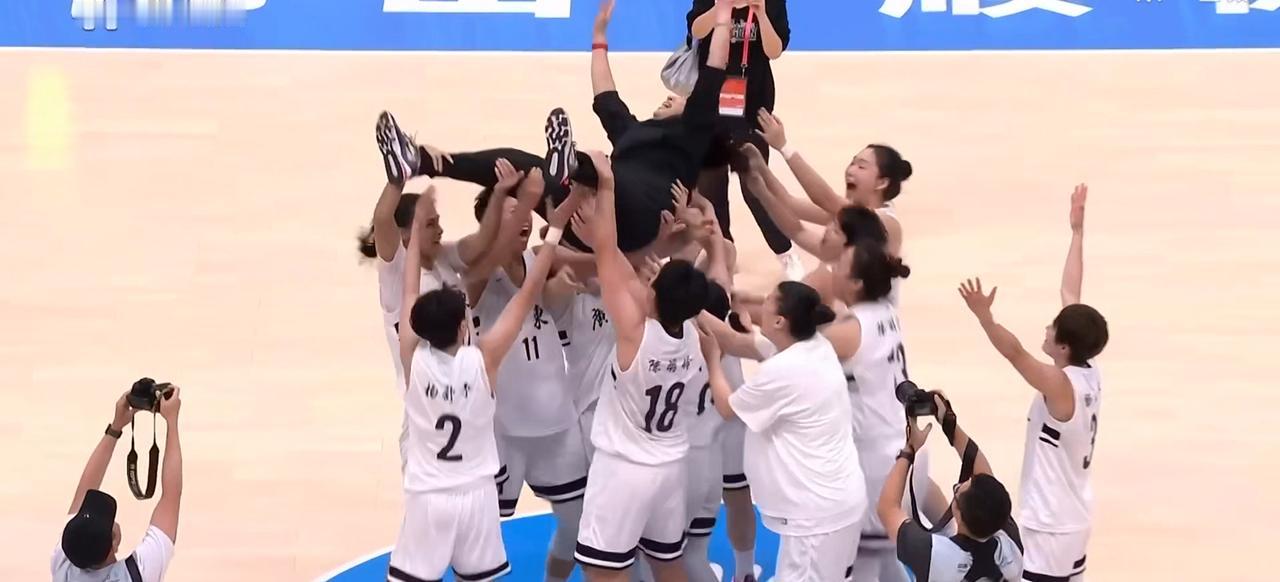 广东男女篮喜获双冠！
11月15日全运女篮决赛太精彩了！广东全运女篮和四川全运女