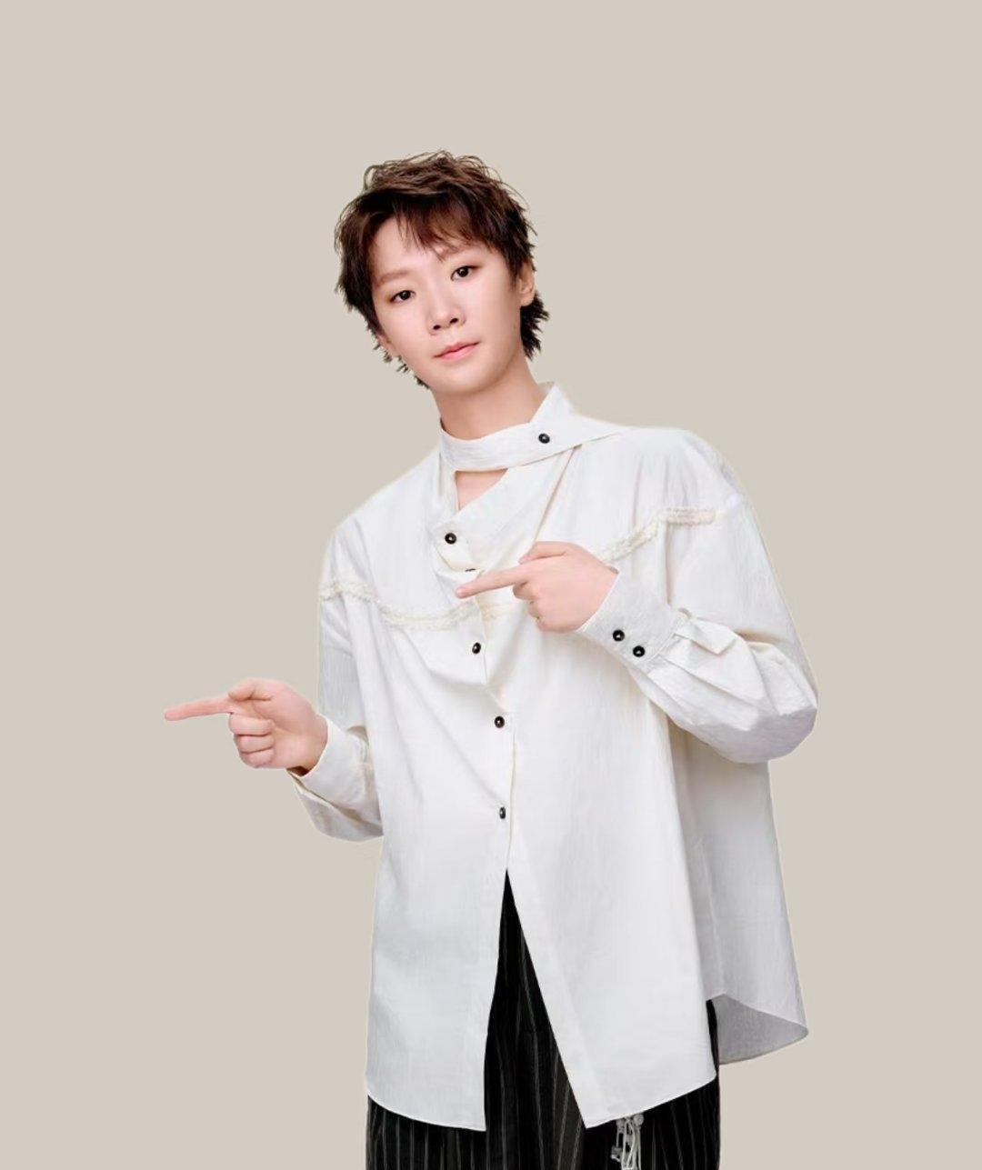 王曼昱发球被AI判罚1分，没吵没闹，直接赢了。
申裕斌反手转速快到像装了马达，差