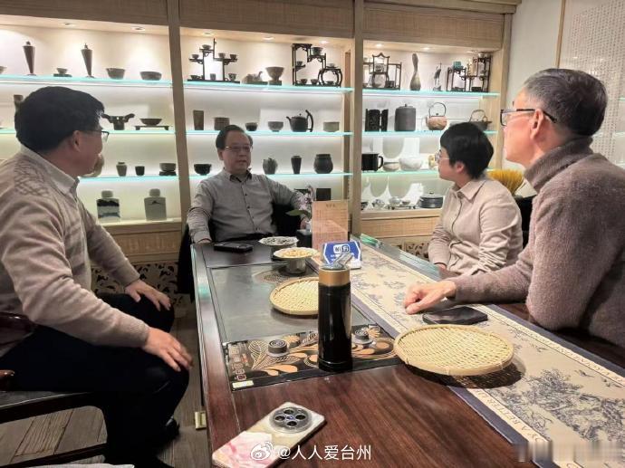 【一树红花照碧海~台州胡宝军跨越30年的红色追寻 】1996年，胡宝军前往北京培
