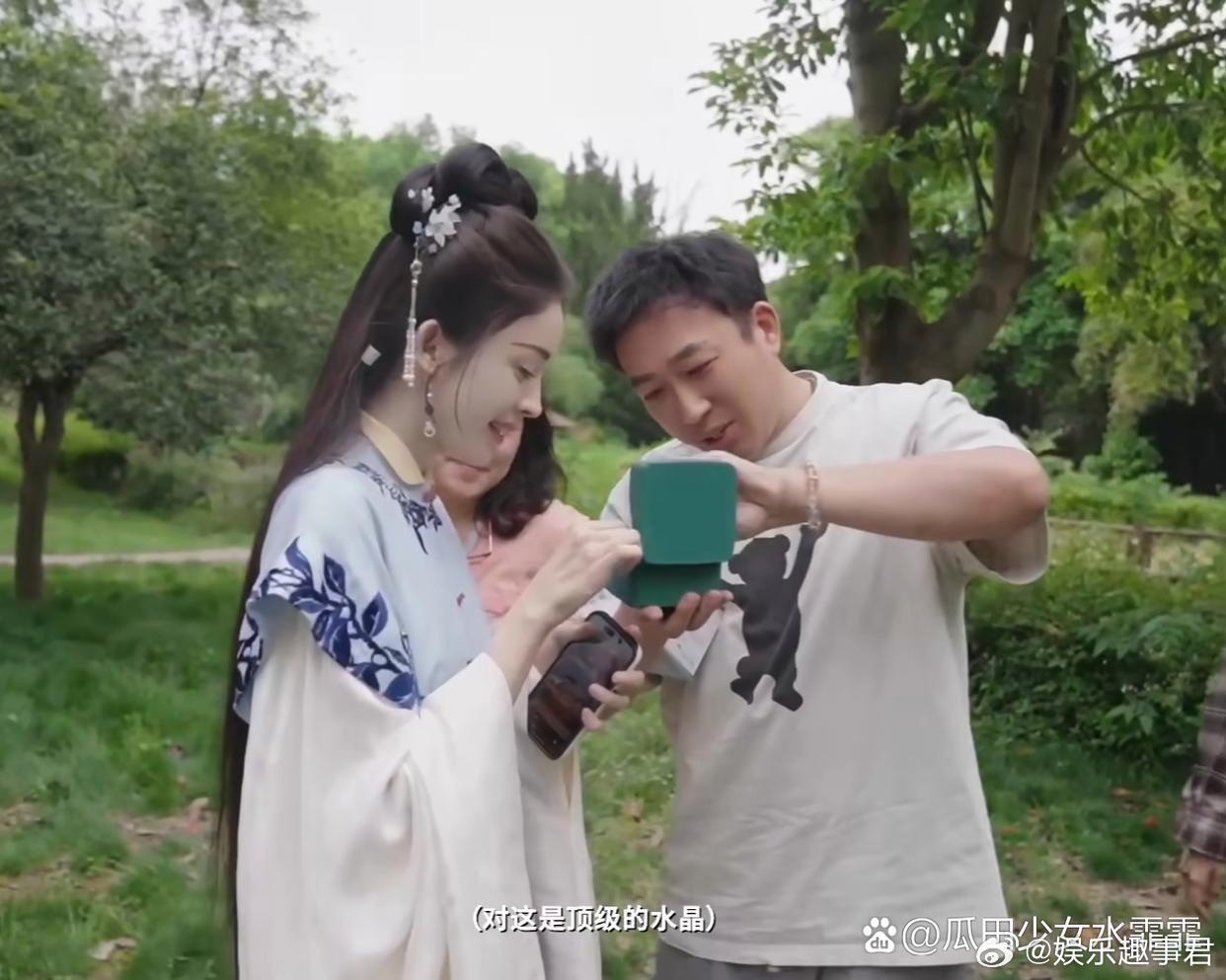 于正送娜扎水晶手串娜扎生日，于正送了她水晶手串，美女直呼好漂亮娜扎生日快乐，一飞