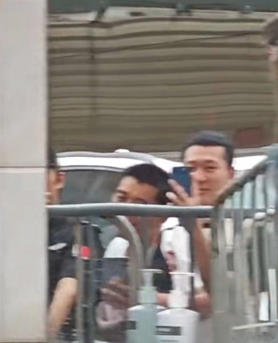 不是一群大男人堵在卫生间门口干嘛呢？怎么你还要跟进去呀？离不离谱呀？有点边界感吧