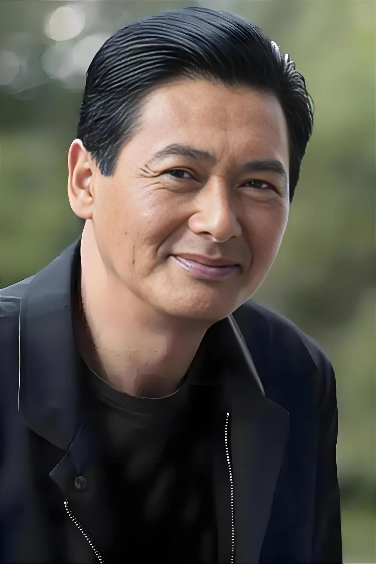 周润发说自己出身在一个农民家庭，高中没毕业就去打工挣钱，第一份工作每个月的工资是