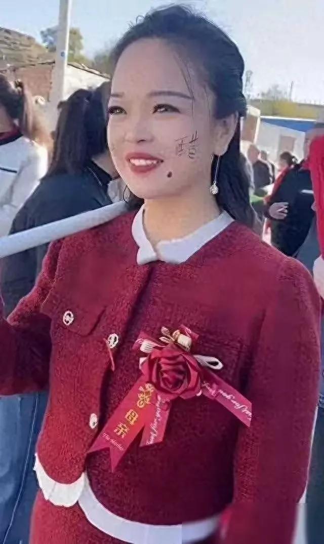 儿子都20岁了，婆婆才32岁？



这段故事听起来真是让人摸不着头脑。儿子都2