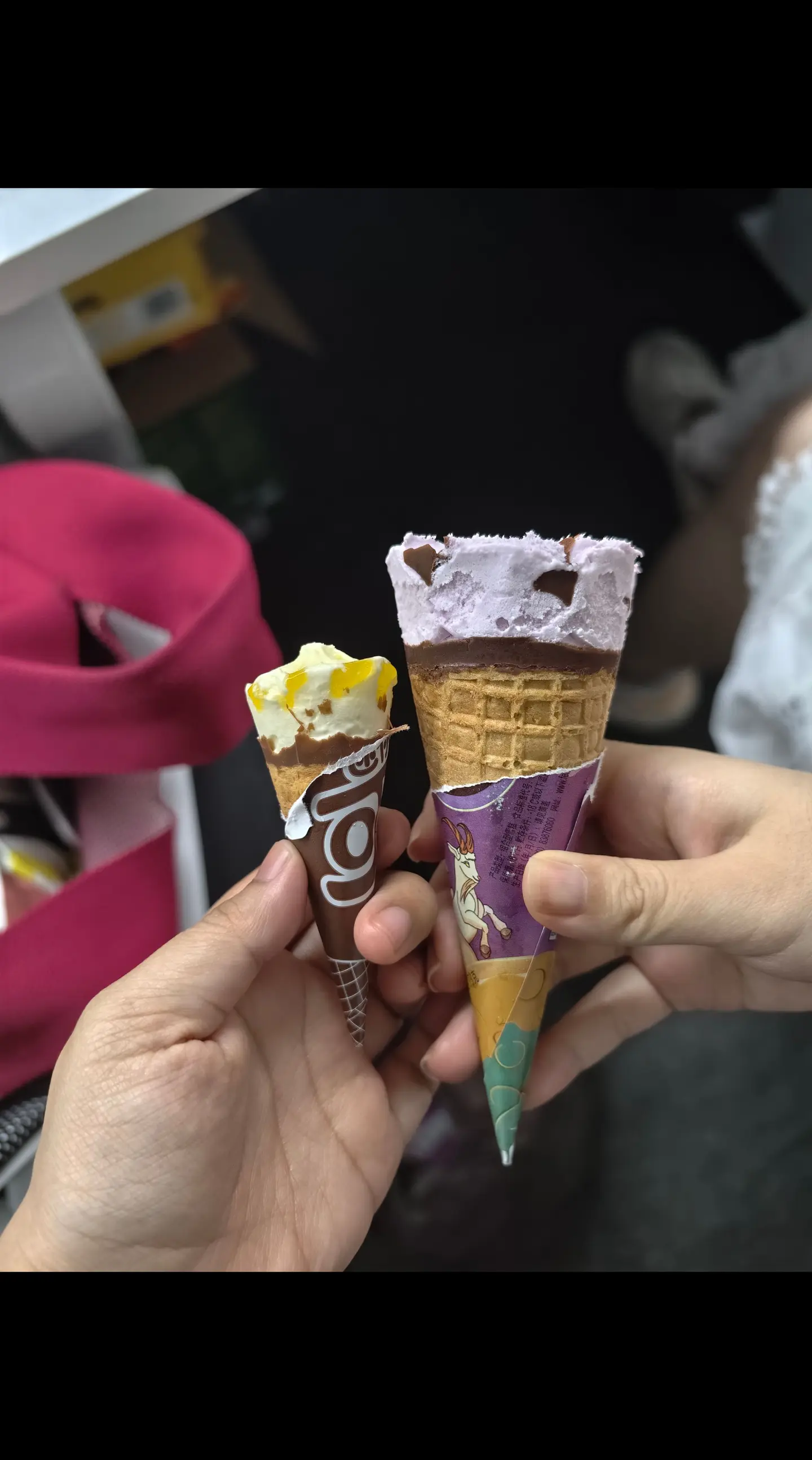 同事请我吃雪糕。（果然，同事之间是没有友情的，不然怎么会叫我“闸西”。）