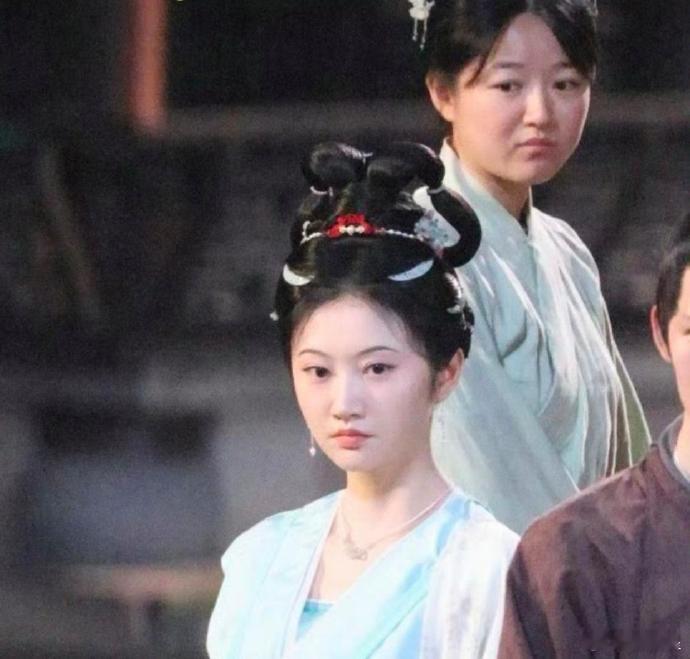 女群演看景甜的这个眼神…… ​ ​​​