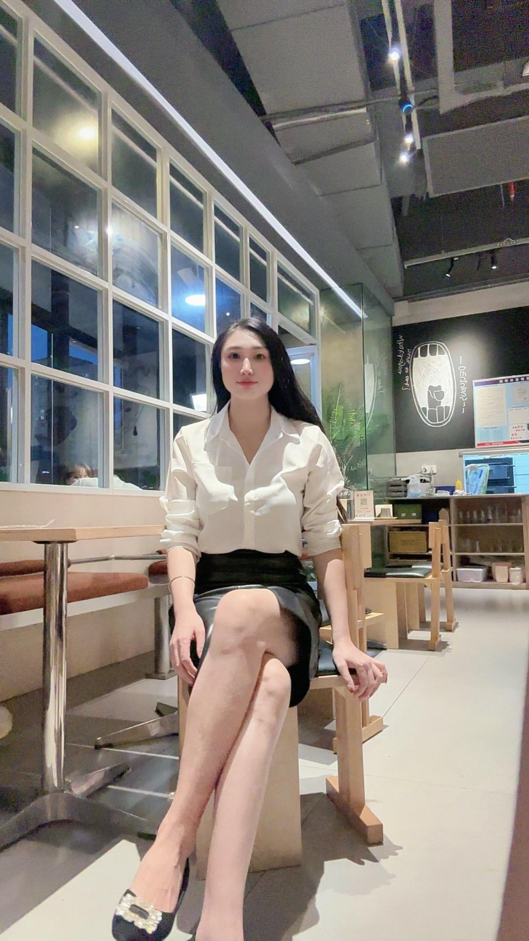 松弛感氛围感穿搭 通勤穿搭参考 职场ol穿搭 白衬衫 都市女性职场穿搭