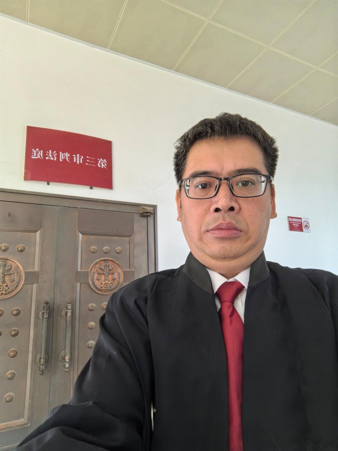 好久没有穿这身律师袍出庭了！今天为一个案件的二审辩护！ ​​​