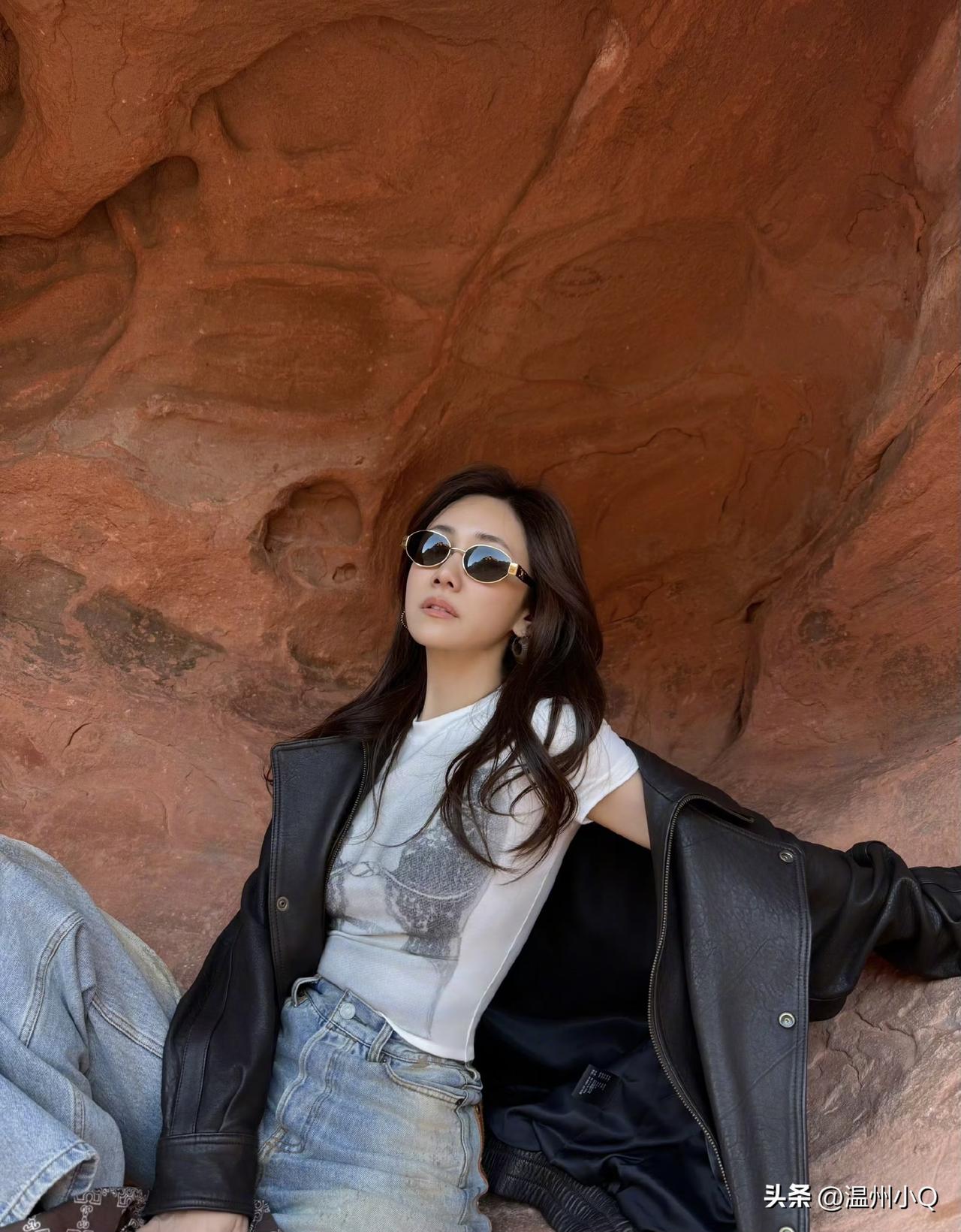 刘芸的脏脏哭裤和火焰谷真配，不知道的还以为是因为爬山把裤子弄脏的呢……