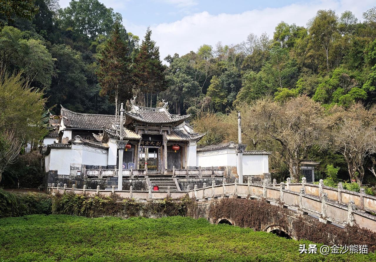 《依山面水刘家祠》品和顺3
刘家宗祠建于清代咸丰五年（1855年），祠堂背山面水