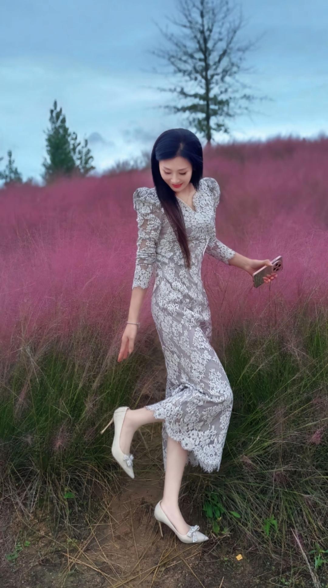 气质出众的女人给人的感觉肯定是非同寻常的，她们的出现往令人心旷神怡！有气质的女往