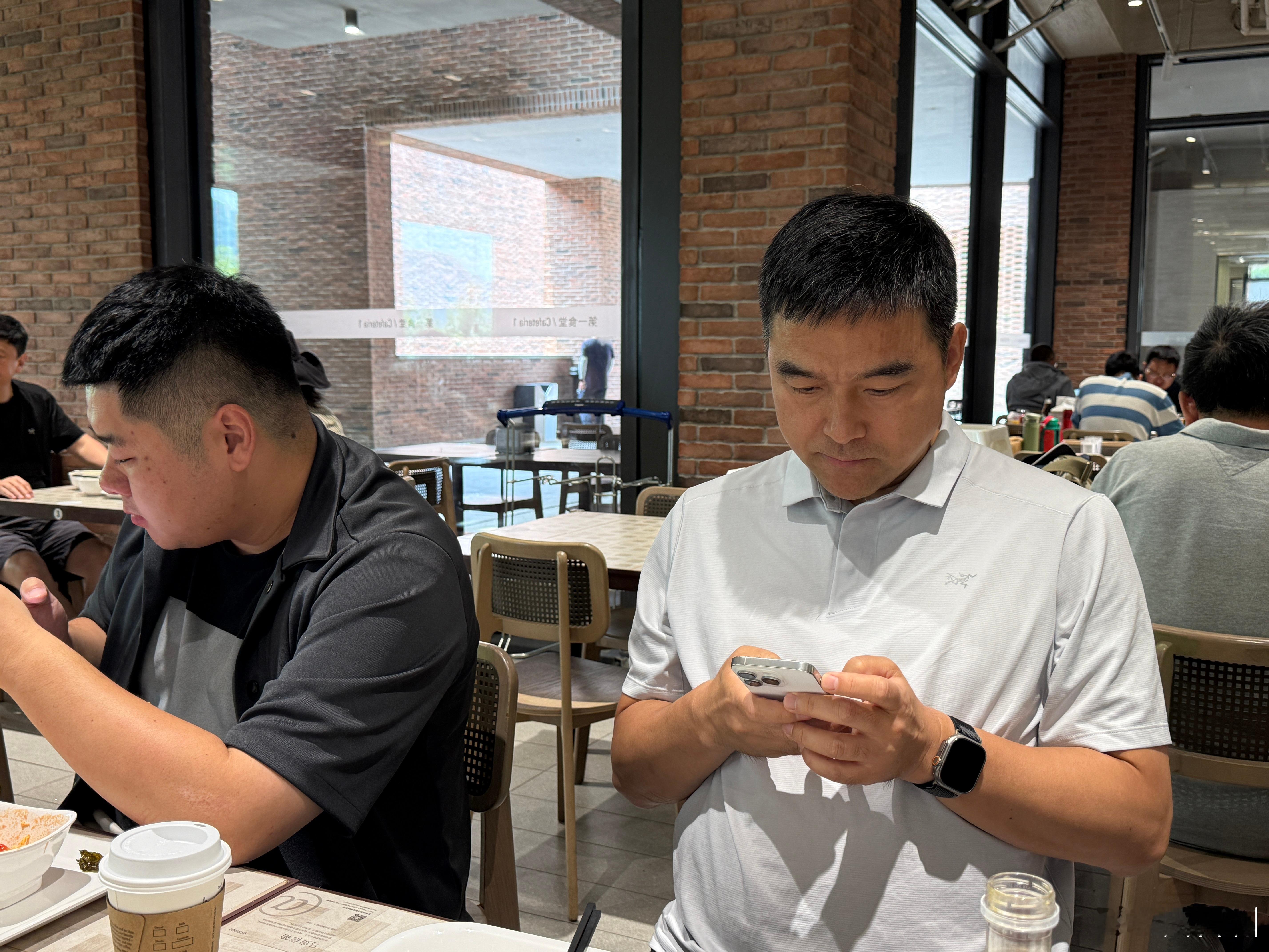 头部就是头部，吃饭都在发微博。 ​​​