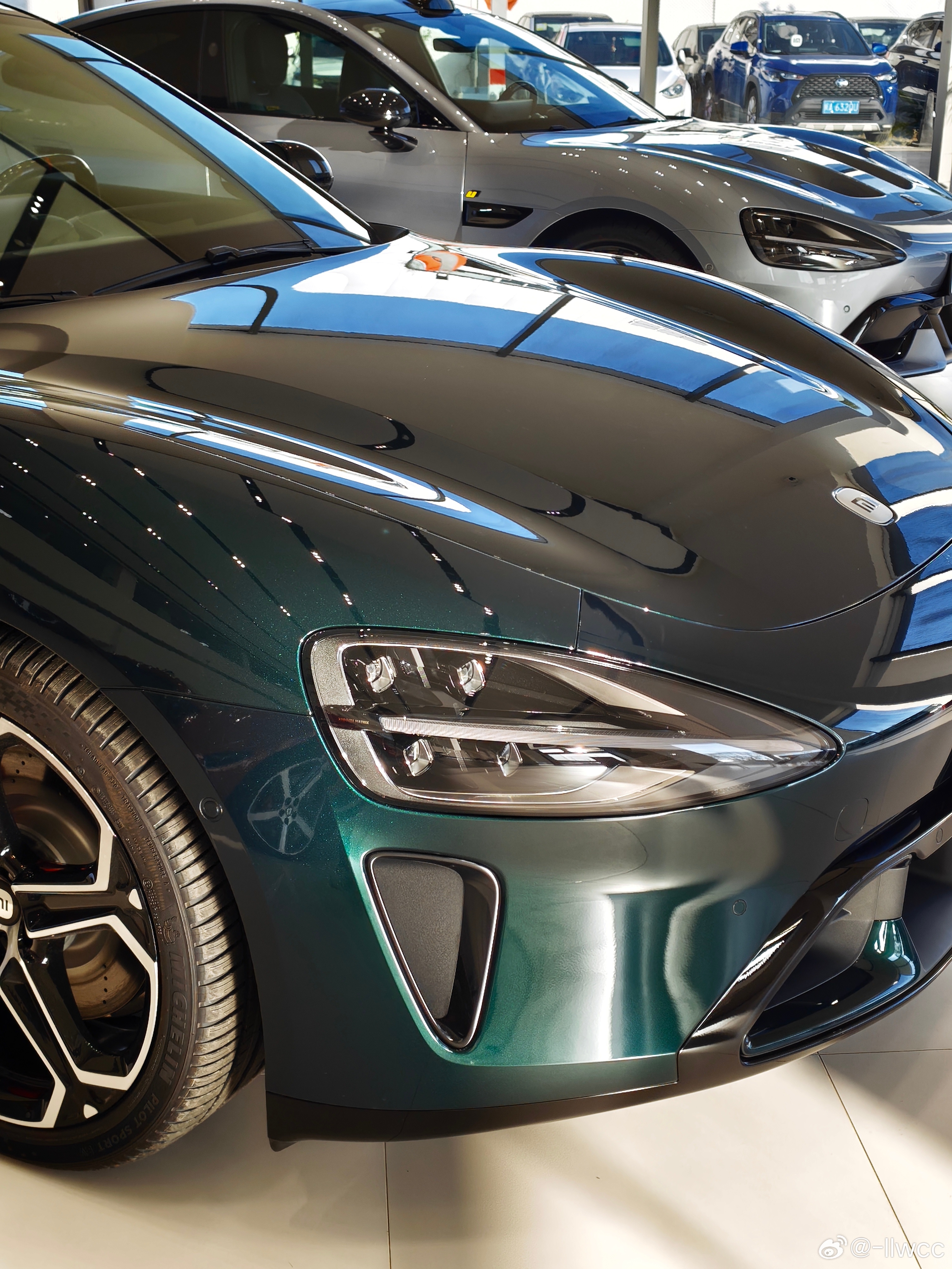 今天见到的小汽车都是五颜六色的耶心情大好 