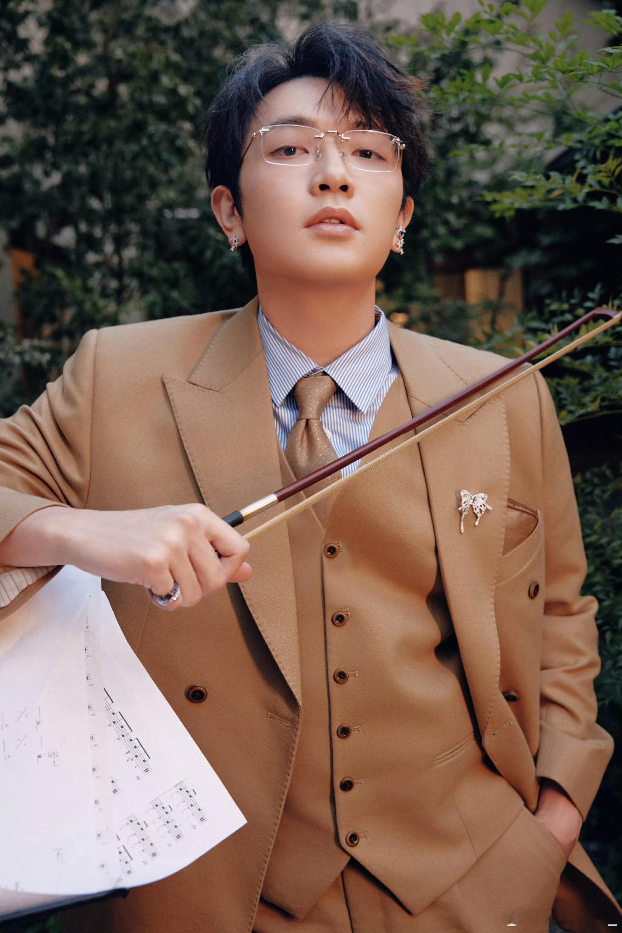 笔挺西装衬得矜贵感拉满，儒雅中带点疏离的气质，活脱脱从旧时光里走出来的金燕西本人