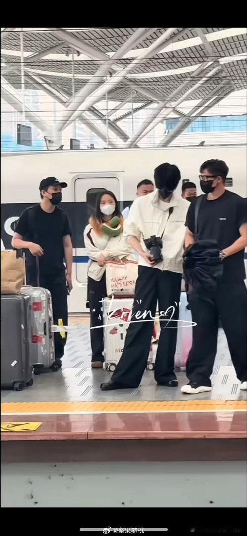 张凌赫招架不住金靖 金靖对张凌赫的土味情话确实太厉害了，每次都能把他逗得害羞又无