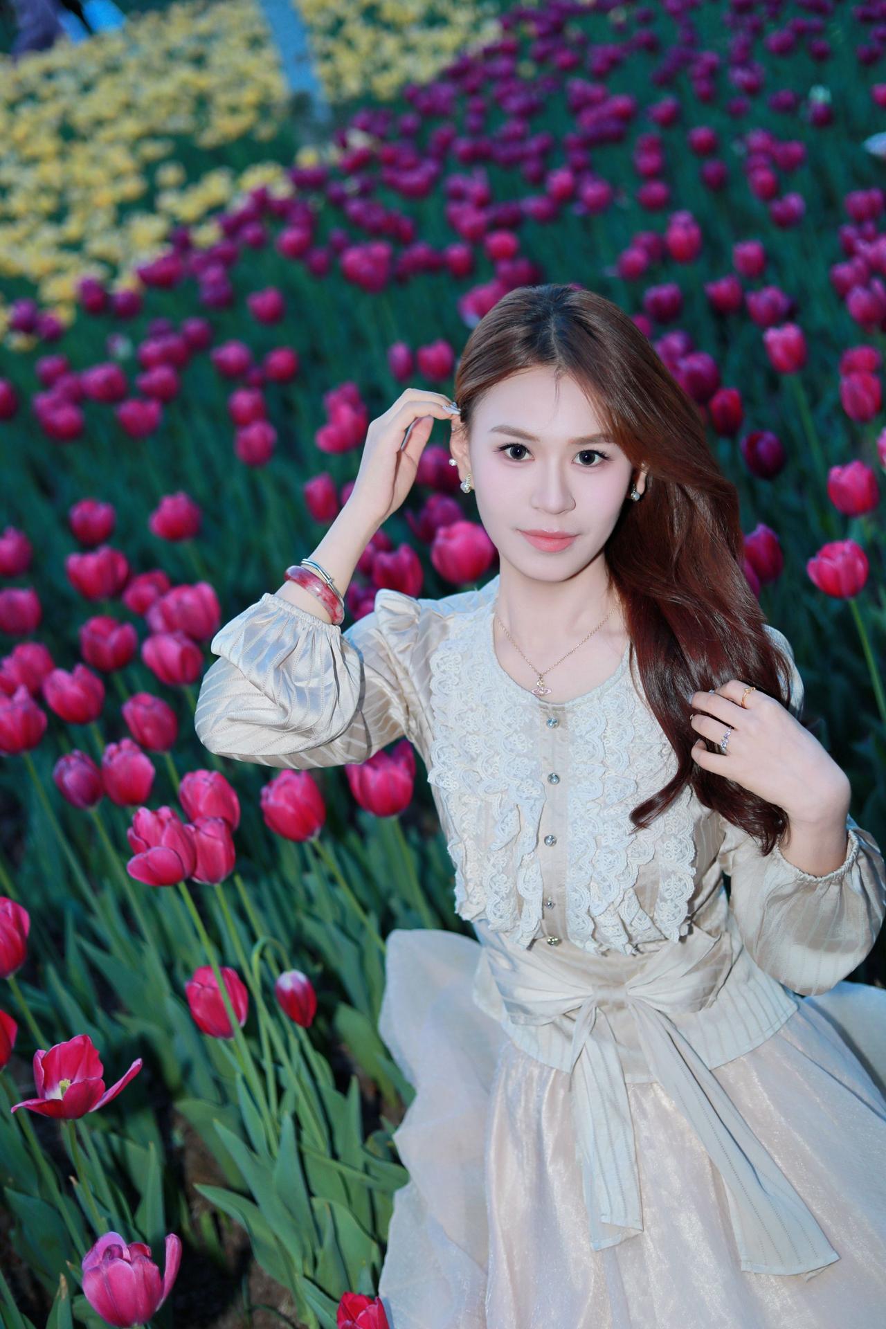 人像摄影约拍跟拍奔赴一场郁金香花海 花海穿搭 郁金香人像原创摄影我镜头里的宁夏美