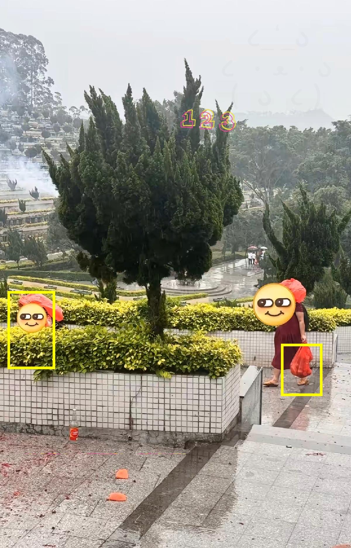 今天在墓地亲眼见着一幕，心里真不是滋味。
         两位阿姨专盯着祭拜的