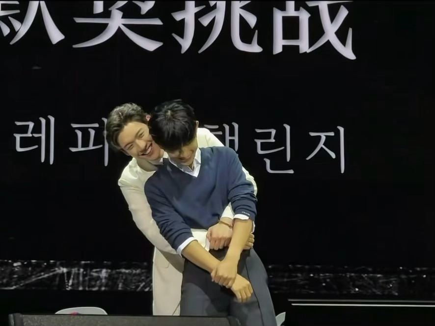 最喜欢的back hug…怎么可以娇羞成这样啊psw！！ 