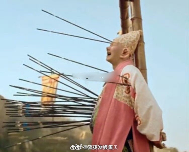 导演想拍出万箭穿心的效果，不料演员至今仍成为笑柄。 